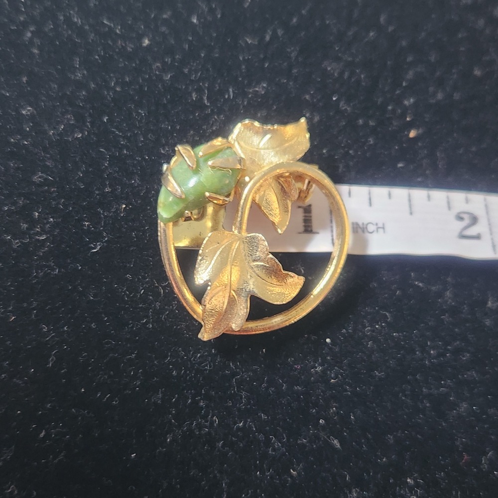 Vintage Gold Tone Coro Maple Leaf Circle Brooch with Green Stone Accent Signed